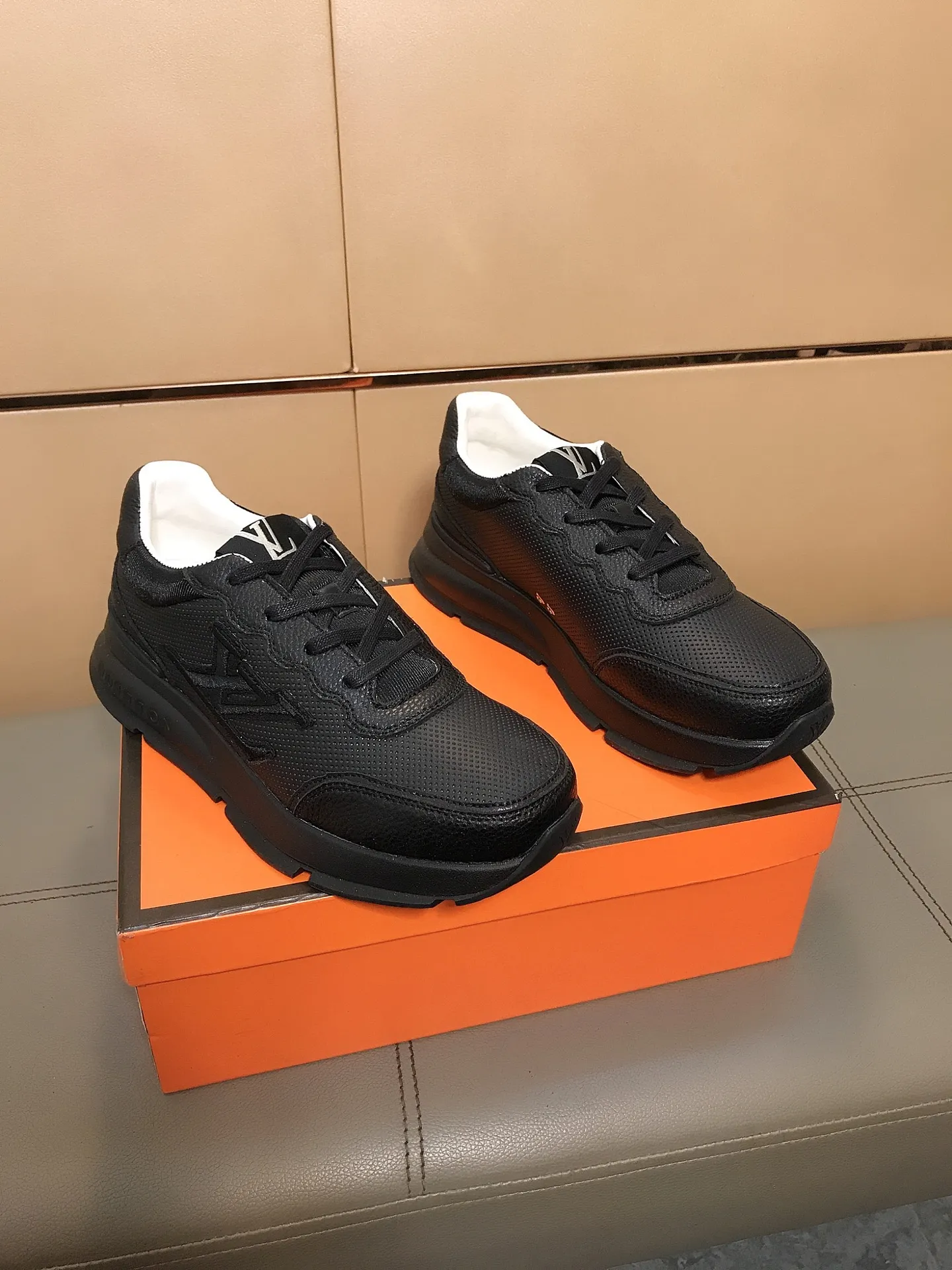 Ex-factory price 442 💎💎🔆New model launched [LV Louis Vuitton] The latest high-quality men's sports and casual shoes, European and American trends 🔰Perfectly blending noble quality and fashionable texture💋💋The upper is made of imported cowhide and sheepskin feet, creating a fashionable personality as a whole to set off your uniqueness! Classic style, cool and stylish trendy male image🌹 38-44👣
